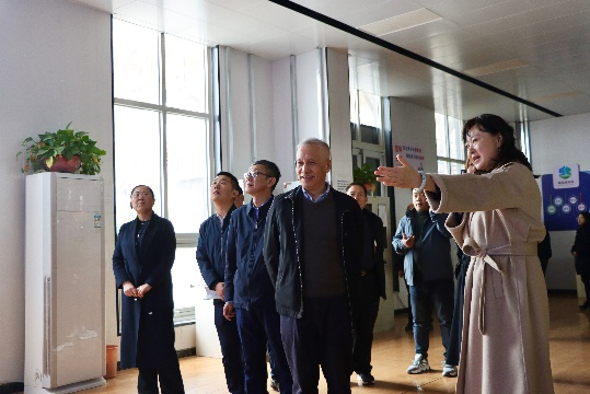 李佳峰會長，肖明秘書長、劉振東副會長觀看了解聚能板的全自動工藝流程.png