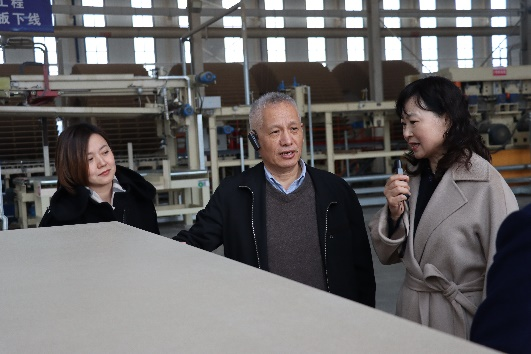 李佳峰會長、汪源在成品區(qū)詳細(xì)了解聚能板.png